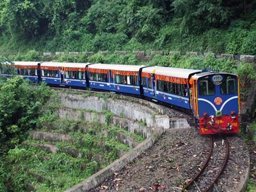 Tuyến đường sắt Darjeeling Himalayan (Ấn Độ): tuyến đường sắt xuyên núi Darjeeling Himalayan từ New Jalpaiguri đến Darjeeling thuộc bang Bengale lại được vinh danh khi được xếp vào danh sách Di sản thế giới của UNESCO vào năm 1999.